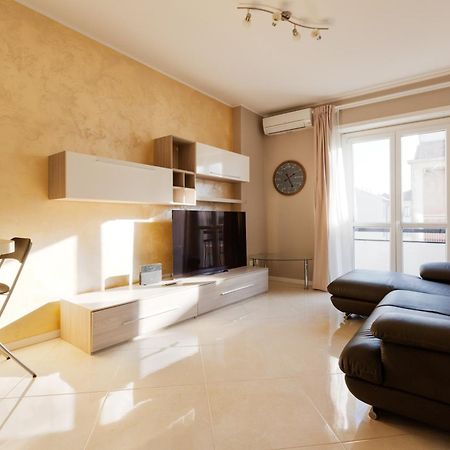 Niguarda Bright Apartment W/ Balcony ميلان المظهر الخارجي الصورة